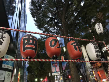 冬になると大にぎわい！ 11月の風物詩「酉の市」、その由来は？熊手の意味とは？