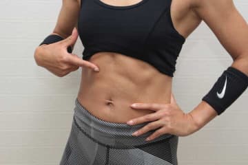 【1週間でお腹をタテに割る】立ってできる「立ち腹筋」7日間メニュー