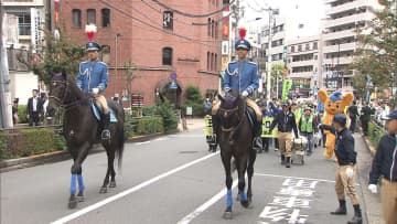 騎馬隊など約300人が商店街をパトロール…特殊詐欺防止を呼びかけ　王子警察署管内での特殊詐欺被害は約3億円に