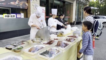 「客を呼び寄せるため」中国の高級ホテルで一流シェフが路上屋台…経済低迷で”苦肉の策”　専門家「日本にも影響か」