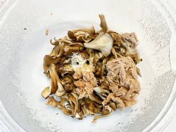 マイタケとツナ缶を混ぜて…？　味付けに「箸が止まらん」【レンチンレシピ】
