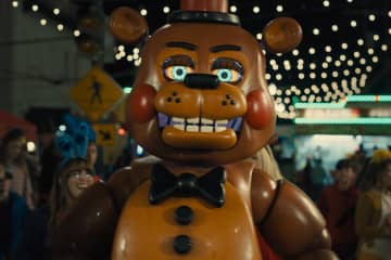 映画『ファイブ・ナイツ・アット・フレディーズ ２』最凶“怖かわ”マスコットが廃墟のピザ屋から街へ!?