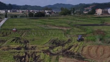アブラナの植え付け作業が本格化　中国貴州省