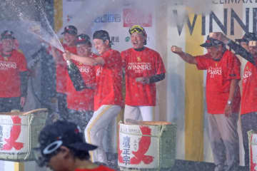 【パＣＳ】ソフトバンク・周東佑京「モイネロに乾杯！」　ドジャース仕込み？のシャンパンファイト開始
