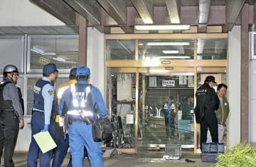 【更新】桜川・岩瀬庁舎に車突入　建造物損壊疑い男逮捕　茨城県警