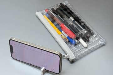 [本日の一品]実売わずか110円、スマホを立てて便利に使える「スマホが立てられるペンポーチ」