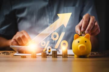 年金受給を68歳まで繰下げた場合、総受給額や月々の受給額は具体的にどれくらい増えますか？