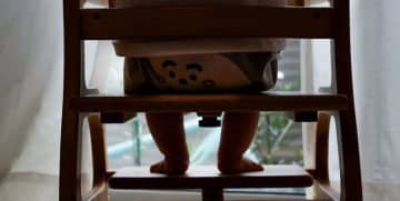 生後9ヶ月息子が「デスゲームの主催者みたい」と話題に！ただならぬ雰囲気に、16万いいねと「これが支配者」「ラスボス感すごい」の声