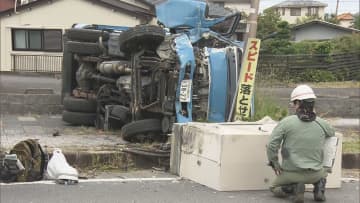 ごみ収集車が歩道に乗り上げ街路樹など次々なぎ倒し横転 男性運転手が意識不明の重体 変圧器に突っ込み周辺で一時停電…
