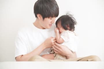 フードコートで大泣きする11か月の娘に「やかましいんじゃー！」　怒鳴られ絶望した父親を救った、見知らぬ男性の忘れられない一言