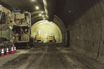 トンネル専門協／秋田道山内トンネル４車化工事／会員企業ら約４５人が参加し見学会