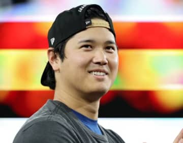 大谷翔平、野球への愛を象徴する“奇跡の1枚”。バットに顔を近づけて…→球団カメラマンに絶賛「彼にしか撮れない写真」