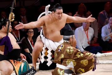 ロンドン大相撲で騒然、豊昇龍Vで贈られた巨大な1本　英国人も「皆ご存じ？」「宣伝効果抜群だ」