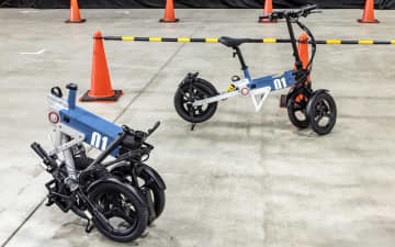トヨタ、新型ランクルFJにも搭載できる折りたたみ式電動パーソナルモビリティ「ランドホッパー」開発中