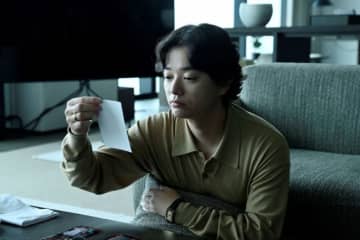 『シナントロープ』“折田”染谷将太、写真を眺めて“意味深”つぶやき　ネット鳥肌「怖すぎ」「めっちゃ不穏」