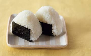 お弁当やピクニックに！ シンプルな「塩おにぎり」は、このタイミングで三角に！