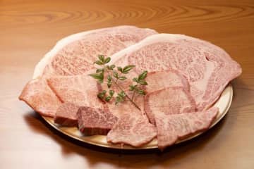 高級黒毛和牛セット3,960円1本勝負の牝牛専門店「高級和牛焼肉ドロンパ」(福岡市博多区・東比恵)がリニューアル！　「炭火焼肉どろんぱっ」完全監修“本当に旨い牝牛の最高部位へのこだわり”と厳選米を味わえる大人の焼肉専門店