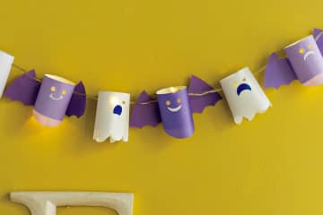 ハロウィンクラフトを楽しもう♪ トイレットペーパーの芯が大変身！「コウモリとおばけのライト」の作り方