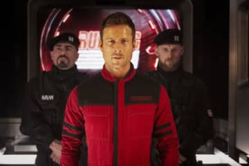 『ランニング・マン』本日、主演・グレン・パウエル誕生日！　本予告＆新場面写真解禁