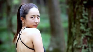 園田彩乃、“美背中ぱっくり”大胆ショットを公開「うわぁ〜お」「本当に綺麗」とファン感嘆