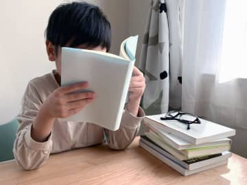 スマホ時間が長いと読書時間は短い、ベネッセが10年間の追跡調査で明らかにした語彙力・読解力への影響