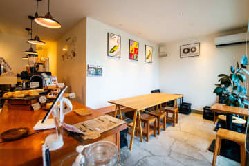 自家焙煎コーヒーと焼き菓子のカフェBAKED &amp; CAFE（弁天）美味しさにこだわるカフェで―― 雨の日さえ、日常が絵になる、ガラス張りからの景色