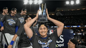 大谷翔平が見せた「少年の顔」　MVPトロフィーを手におどけるショットにファンほっこり