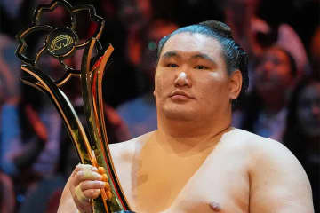 現役横綱が英名門の本拠地訪問　ロンドンでスポーツの文化交流…特別ユニフォーム贈呈で歓迎