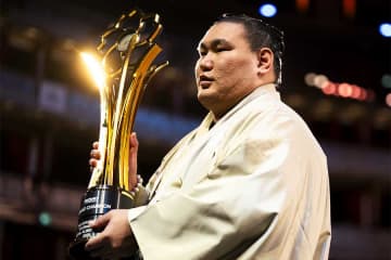 現役の横綱が「楽しんでる」　プレミア本拠地を訪問、特別ユニ贈呈で「これは嬉しい！」