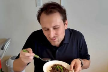 「調理方法は似ているんだけど、けっこう違うね」　フランス人の「肉料理」　赤ワインで煮込む→「日本に染まったあと」に作っている料理とは