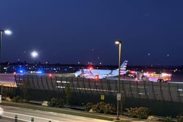 旅客機が緊急着陸　客室乗務員と連絡取れず、操縦室のドアをたたく音