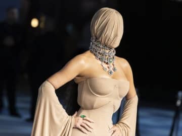 キム・カーダシアン、顔をカバーですっぽり覆いレッドカーペットに登場　奇抜なルックにネット困惑