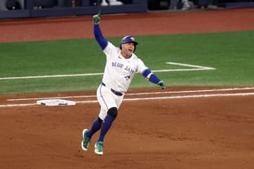 ブルージェイズ、32年ぶりのワールドシリーズ進出！　スプリンガーが値千金の逆転3ラン　日本時間25日から昨季王者ドジャースと激突へ