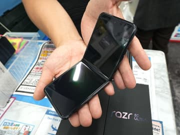 モトローラの折りたたみスマホ「razr 50 Ultra」が84,800円、人気モデルが再入荷