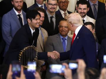 トランプ氏、大谷選手称賛　二刀流「驚異的だ」