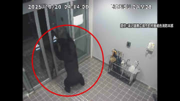 丸1日経過も捕獲至らず…市街地で男性4人が立て続けにクマに襲われ住宅に居座る　玄関ドアには赤く染まった足跡と爪　秋田・湯沢市