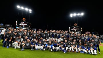 ドジャースナインが“WS相手”の戦いに熱視線　練習中のスタジアムモニターに試合の生中継　山本由伸はユニ姿で47球を投げる