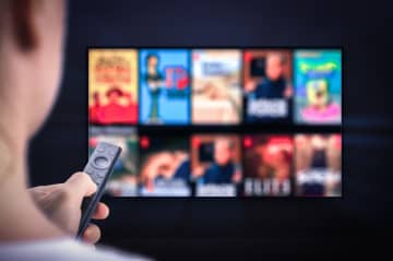 子どもに「友だちとNetflixのアカウント共有していい？」と聞かれた！ うちが“月額を払ってる”のによその子にまで見せるのべきですか？ 規約もあわせ確認
