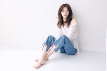 芳根京子、初のカレンダー発売　愛するフェレットとのショットなど“今”を詰め込んだ一冊に