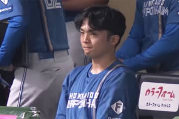 涙を必死で堪え…中継が捉えたハム27歳に「泣いた」　終戦直後、ベンチでの行動に感動