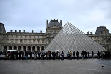 ルーブルから盗まれた宝飾品、回収の可能性は「皆無」　美術館は休館続く