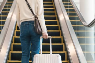 エスカレーターで“落ちてきたもの”に恐怖…　落語家がマナーについて「注意」呼びかけ