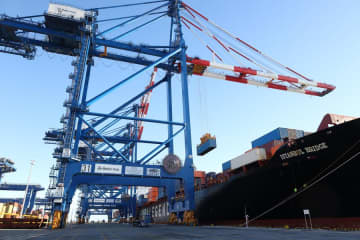 中欧北極海コンテナ航路の初便、ポーランドに到着