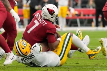 パッカーズDEパーソンズが移籍後初のサック3回を記録、カーディナルスとの接戦を制す