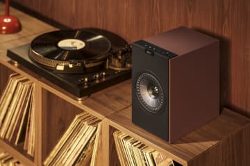 KEF、ペア約13万円でPhono入力、HDMI ARCも搭載。レトロデザインのアクティブスピーカー「Coda W」