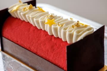 フォーシーズンズホテル丸の内 東京の25年クリスマスケーキ、“サンタ風”真っ赤なブッシュ ド ノエル