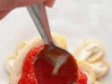 食パンを斜めに切って…？　『かわいすぎるピザ』の完成に「子供と一緒に作ったら楽しそう！」