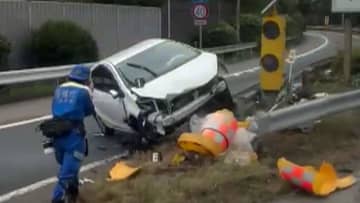 乗用車が分岐を知らせる表示灯に衝突し運転手けが、事故で中央道・国立府中IC出口が6時間封鎖