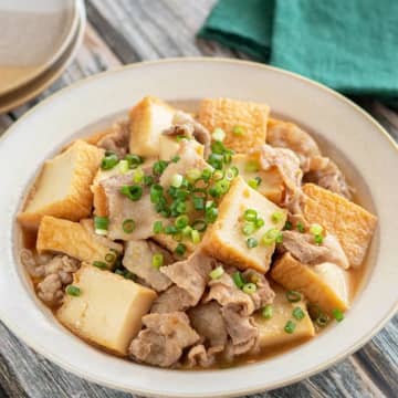 【厚揚げと豚バラが甘じょっぱくて最高】「白ご飯が止まらん！」「この味、絶対ハマる」めんつゆがあればOK！簡単すき煮レシピ