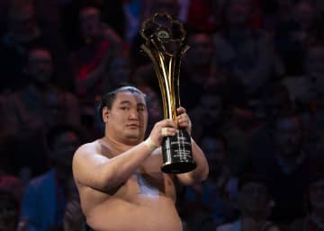 大相撲ロンドン公演優勝の横綱がプレミアリーグ名門クラブを電撃訪問！ ピッチで四股踏み、背番号74のユニ、銅像にお清めの塩まき「素晴らしいコラボだ」